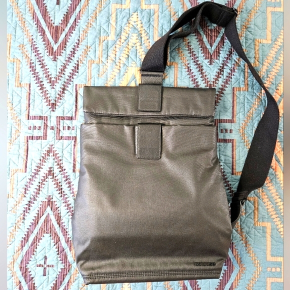 Incase‎ Pathway Field Bag - Picture 1 of 6